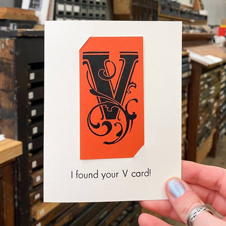 V-kaart, grappige blanco wenskaart, boekdruk gedrukt voor wholesale door Three to the Em Prints