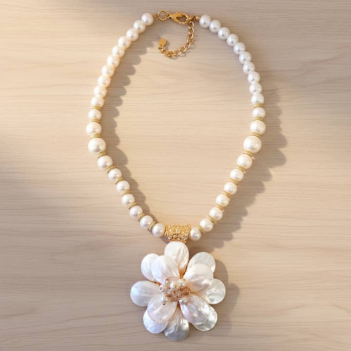 Collana con Fiore in Madreperla | Gioielli di Tendenza Costiera e ulteriori Risultati per accessori argento all'ingrosso. Resi gratuiti e termini di pagamento a 60 giorni su Faire in tendenza su Faire.