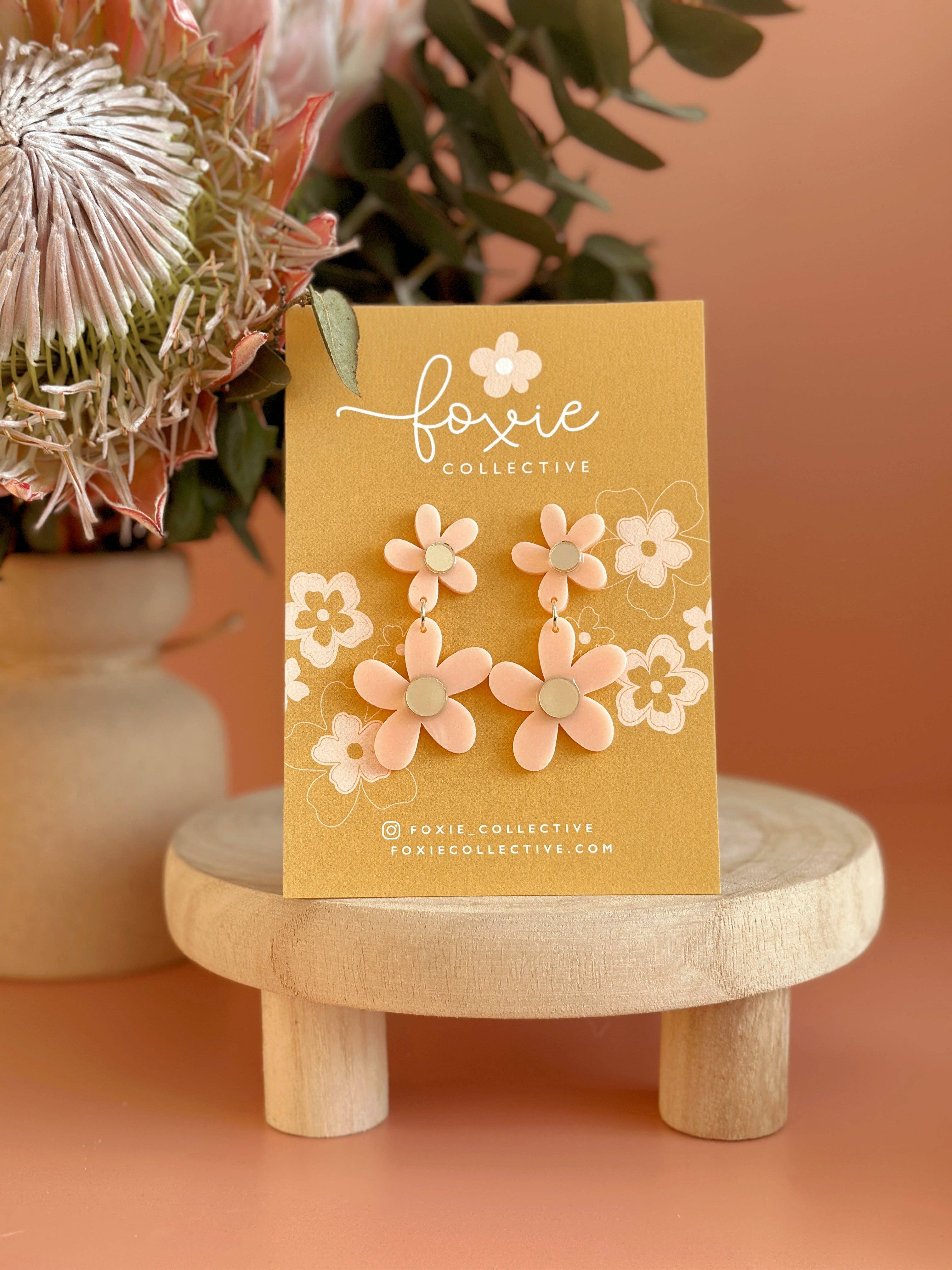 Foxie Collective – wholesale Hängande örhängen – Double Daisy Dingles | Blekrosa + Guld | GROSSISTHANDEL