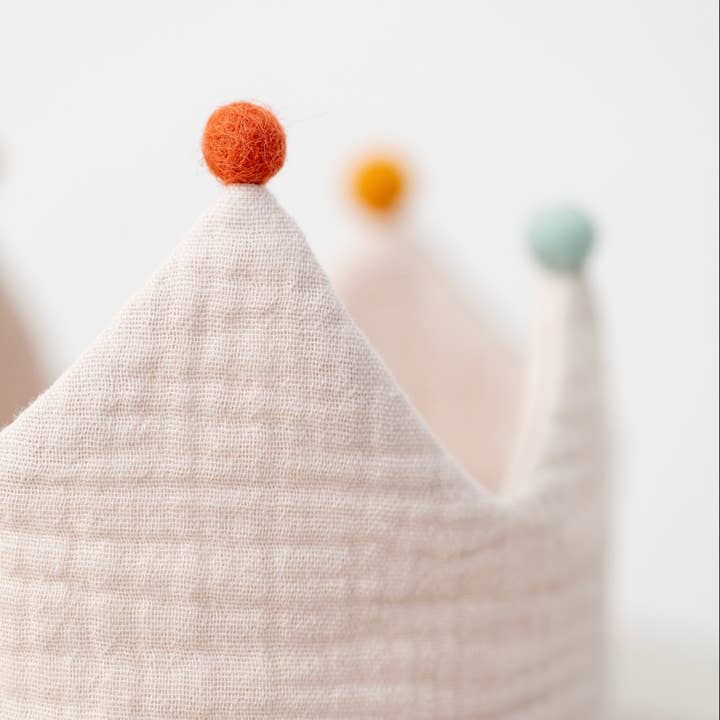 Monocrom - Wholesale Party hat/crown - Birthday crown Sand with pom-poms3