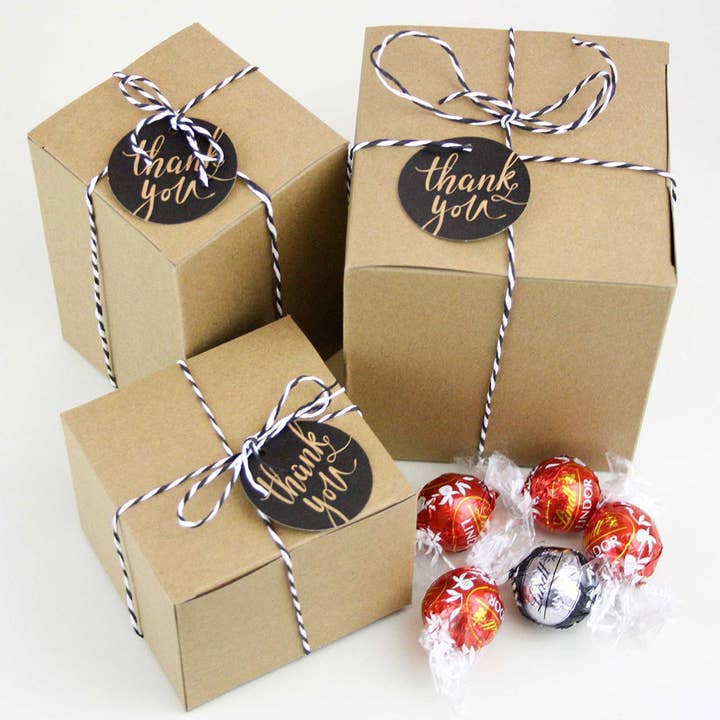 Emartbuy - Venta al por mayor Caja de regalo - Caja de regalo de kraft natural con cuerda y etiqueta - Paquete de 34