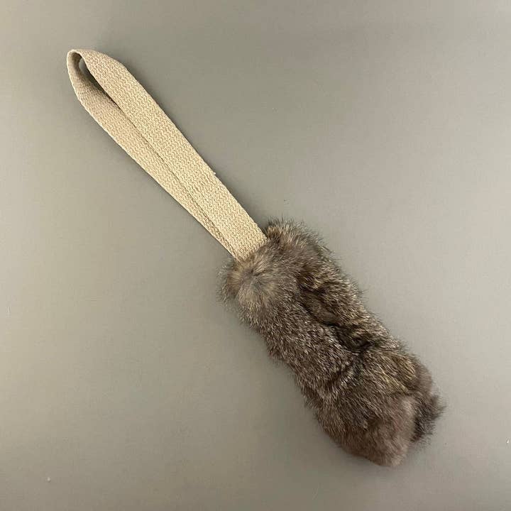 Pawsome Pet Toys - Vendita all'ingrosso Giocattolo - Cani - Giocattolo per cani con pelliccia di coniglio e manico in canapa naturale0