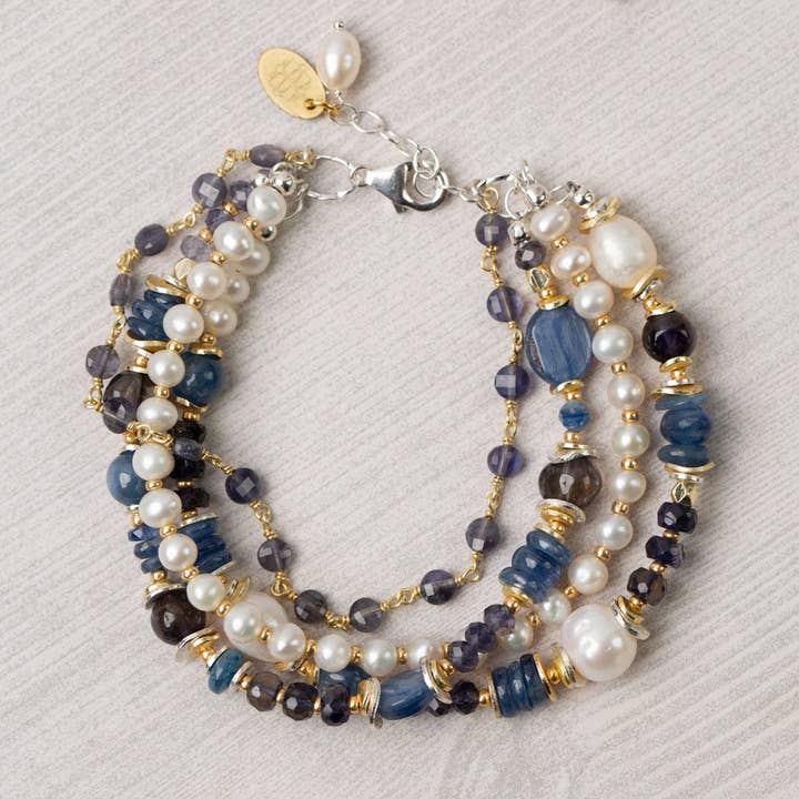 Anne Vaughan Designs Jewelry - Venta al por mayor Pulsera de cuentas - Brazalete Seaside con múltiples hebras de perlas, kayanita e iolita de 7.5 a 8.5 pulgadas