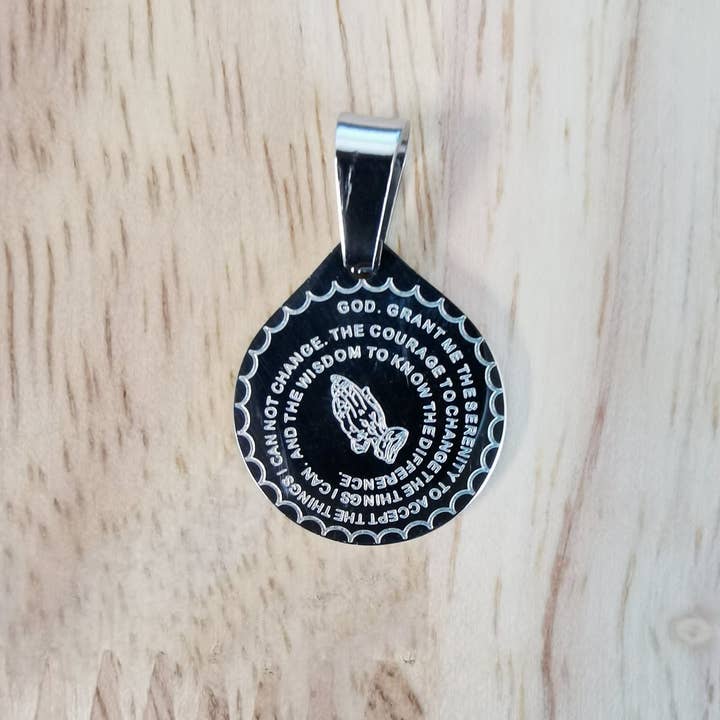 Pendentif religieux argenté "Dieu, accorde-moi la sérénité, le courage, la sagesse" J-801 pour la vente par Aim Eternal