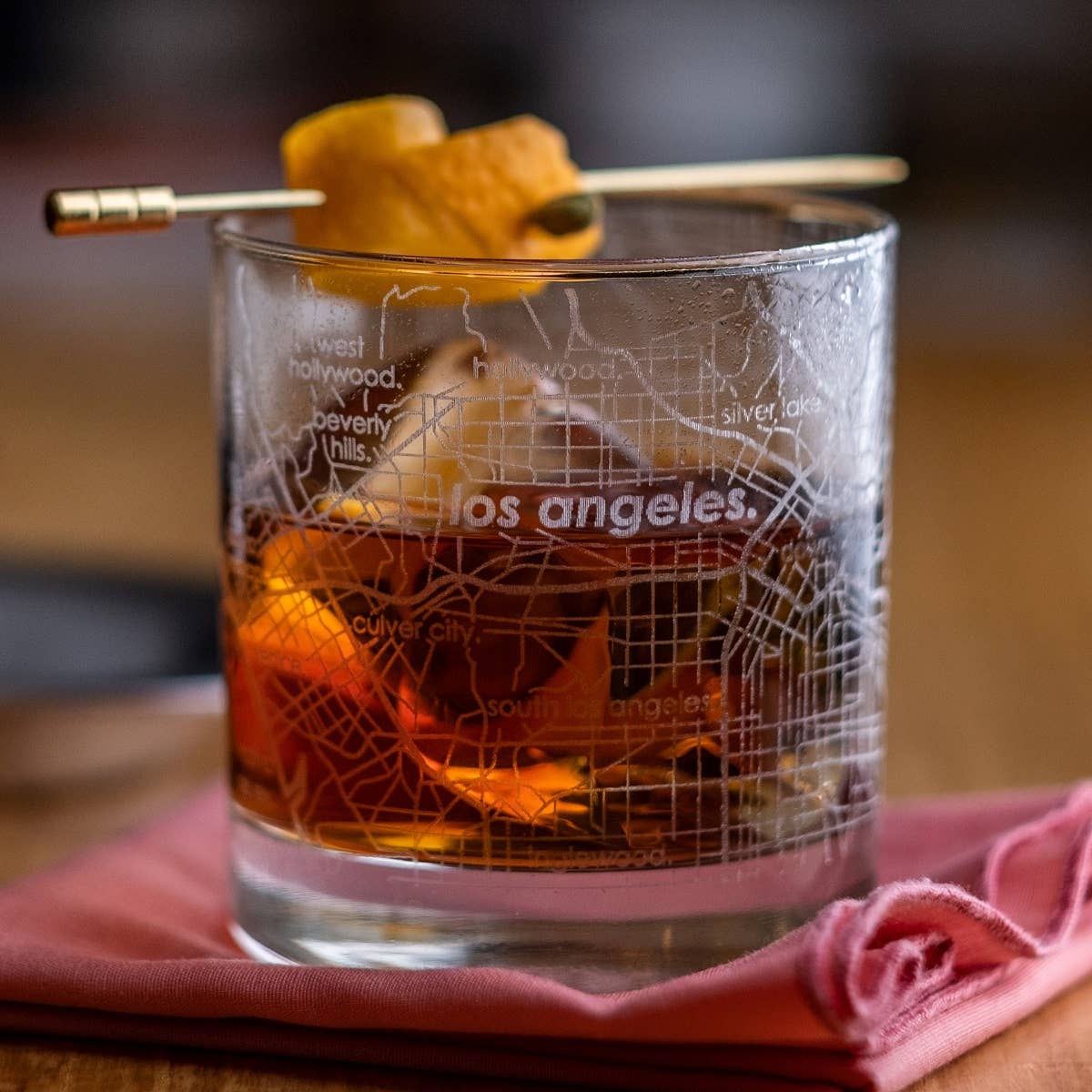 Well Told - Vente Verres à cocktail/alcool - GRAVURE PERSONNALISÉE - Carte de ville / village des États-Unis - Verre à whisky avec glaçons1