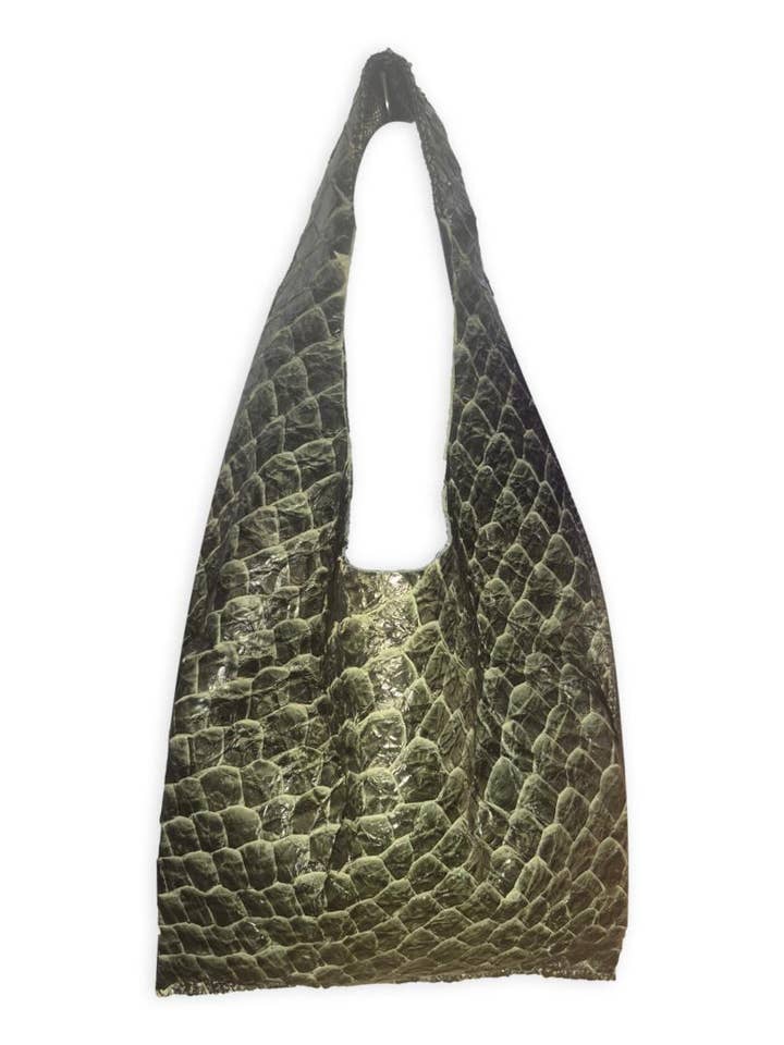 palermo taske | grøn upcyclet pirarucu fiskeskind og sort upcyclet prikket læder for engroshandel hos VOLTA ATELIER