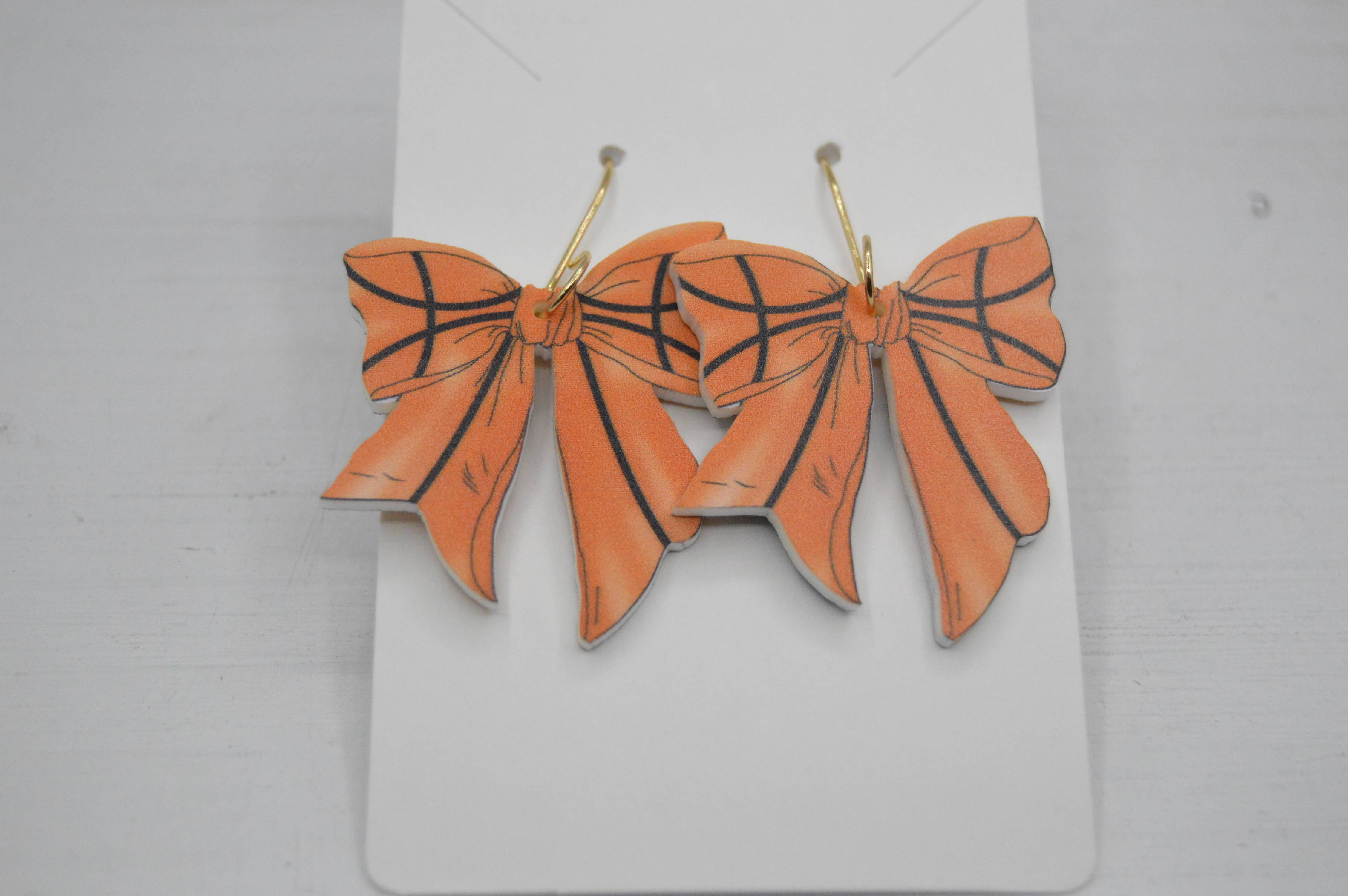 The Adorned Fox - Venta al por mayor Pendientes colgantes - Pendientes colgantes coquetos de baloncesto, acrílico, deportivos1