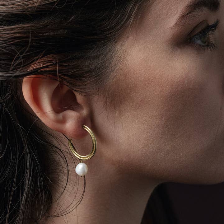 Goldeluxe Jewelry - Venta al por mayor Pendientes colgantes - Aros Unity con gotas de perlas1