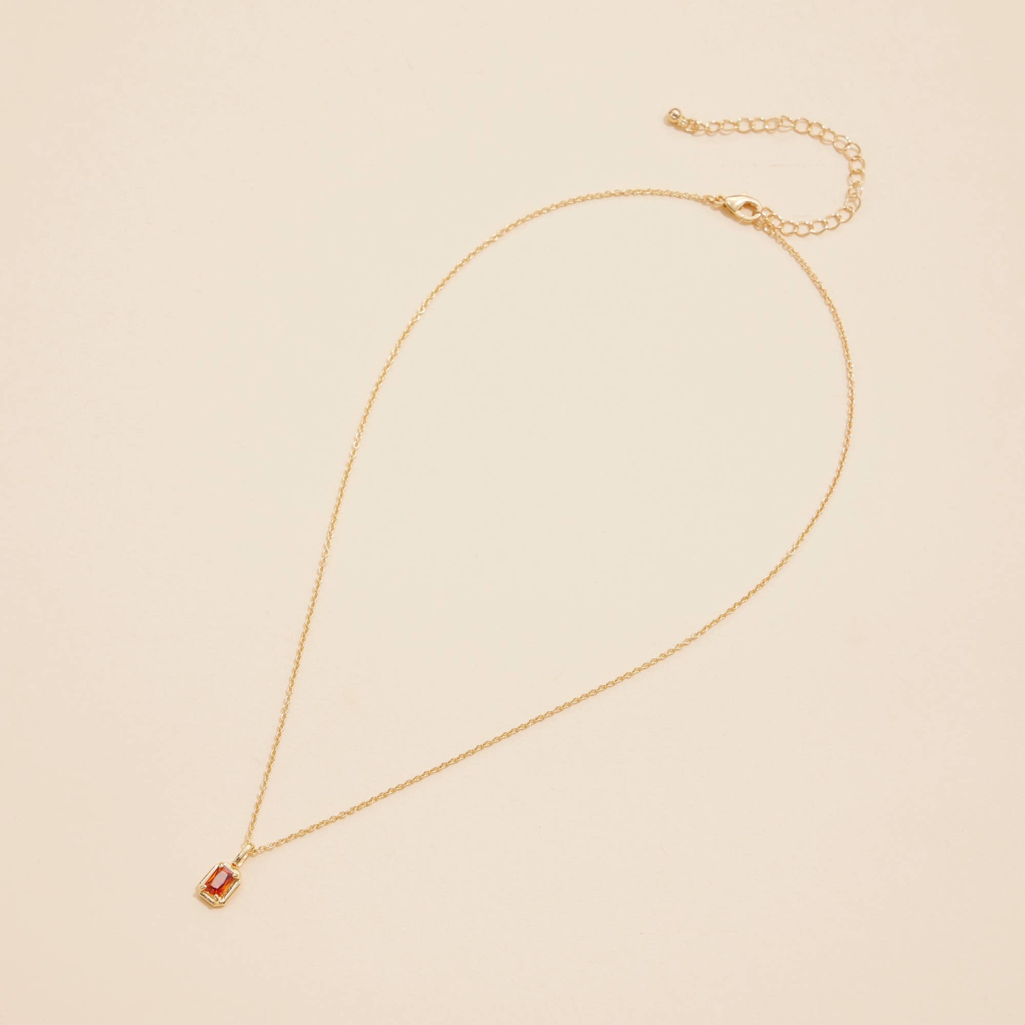 12 assortis Lot de 12 colliers courts avec pendentifs en verre de pierre de naissance assortis en vente sur Faire20