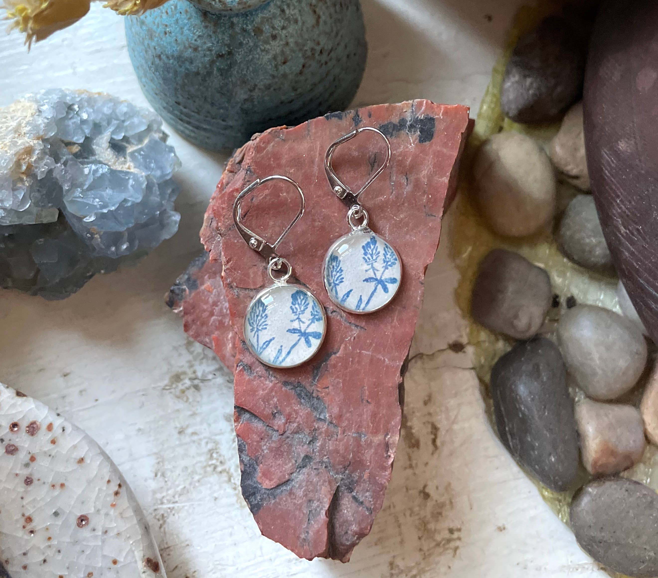 joeyfivecents - Vente Boucles d'oreilles pendantes - Boucles d'oreilles pendantes estampées à la main - plantes bleues, champignons, abeilles11