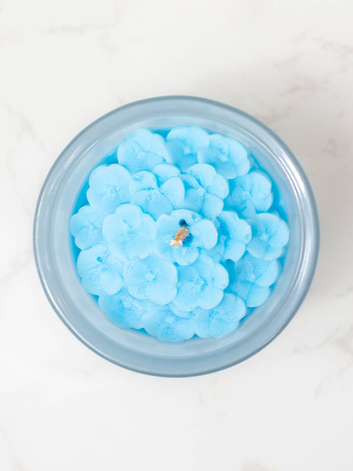Hortensien-Blumenkerze, umweltfreundliche Kerze, in verschiedenen Größen erhältlich für den Großhandel von Multifaceted™ Artisan Candles