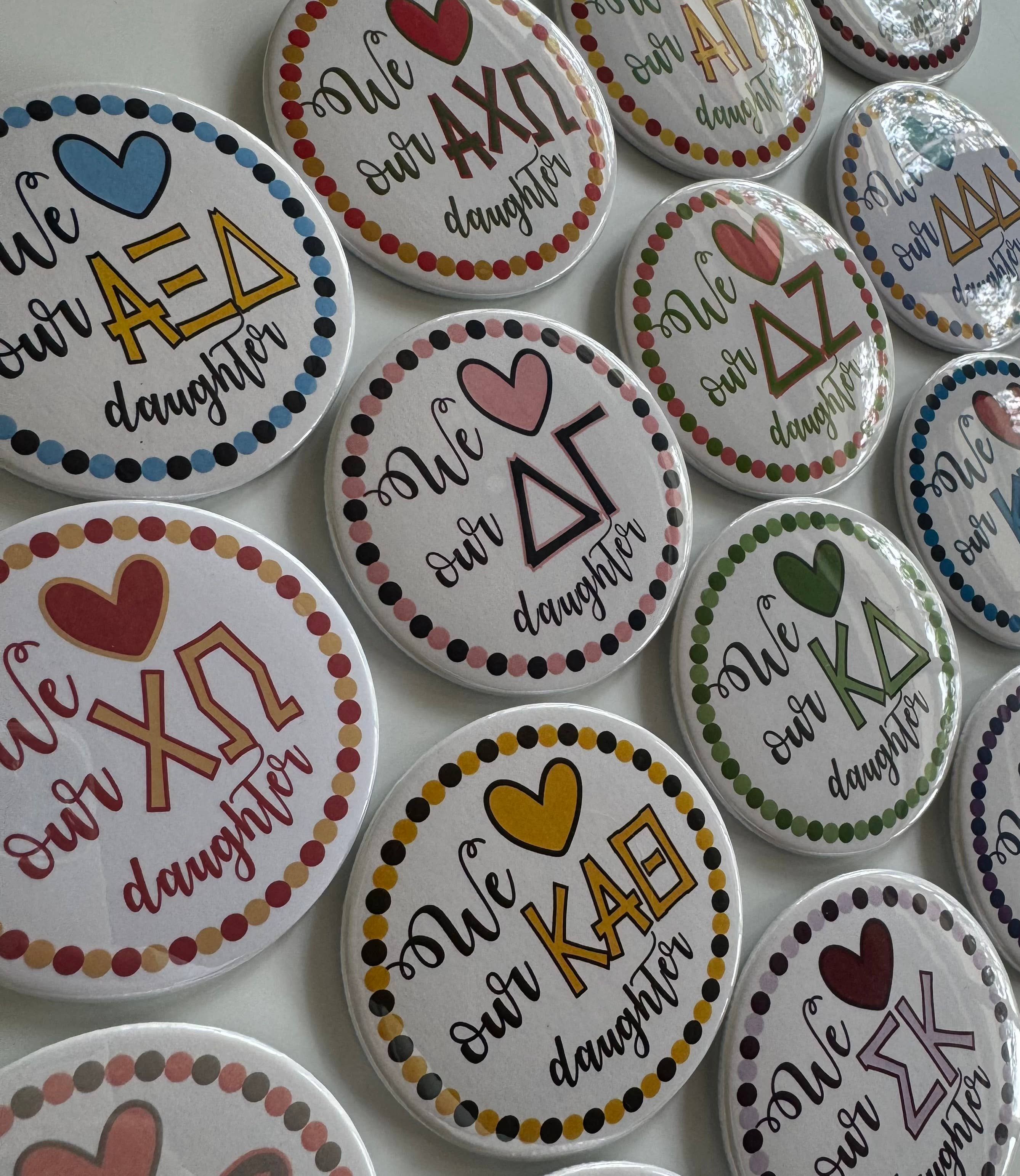 Buttongirl99 – Großhandel Anstecker/Button – 3-Zoll-Knopf „Sorority“, Motiv „Eltern“ /Love Our Daughter4