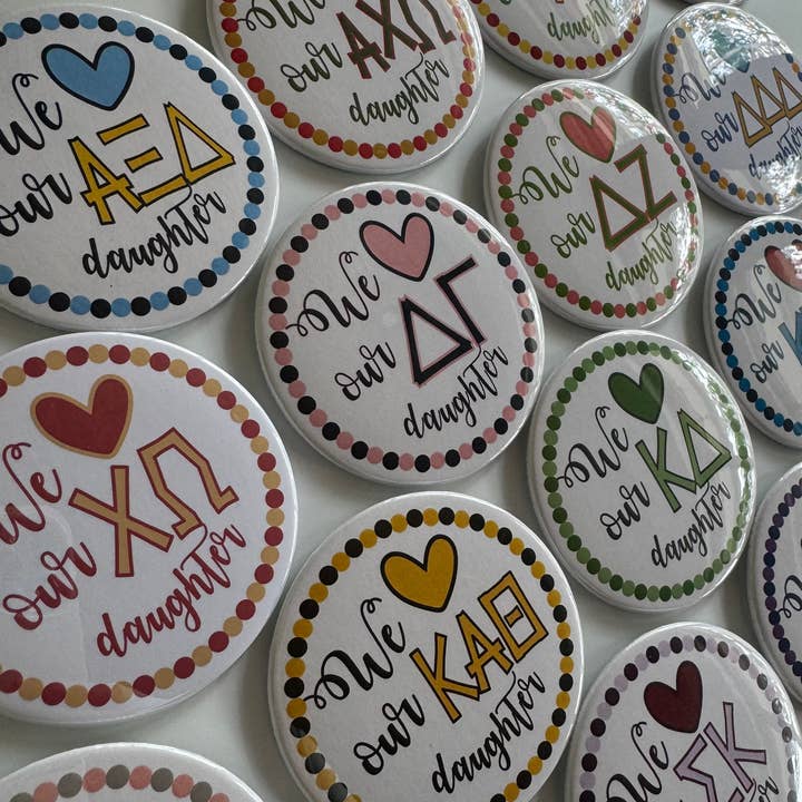 Buttongirl99 – Engroshandel Reversnål/knap – Sorority 3" -knap - Forældreknap/Elsk vores datter4