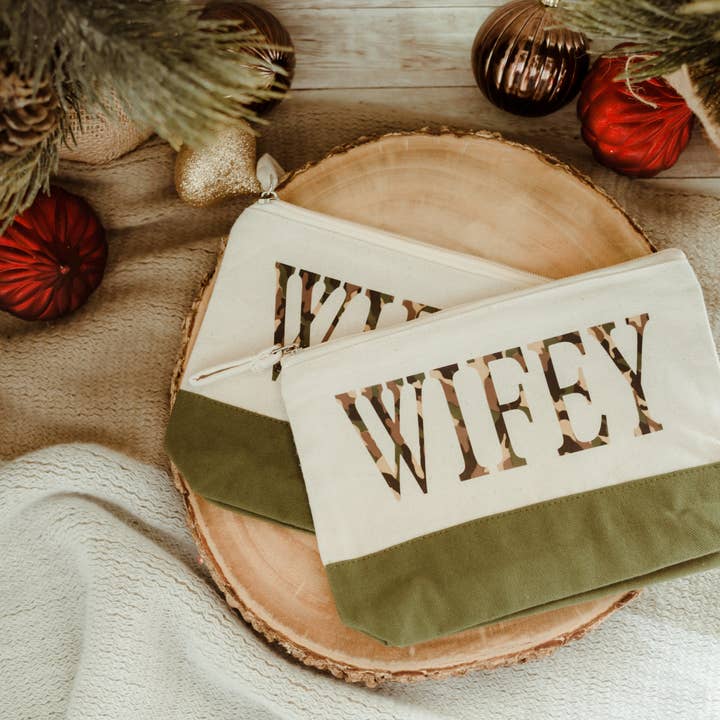 Wifey- Borsa con cerniera per la vendita all'ingrosso da parte di Velvet Rebel Boutique