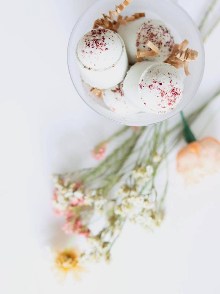 Boule de bain effervescente à l'eucalyptus et aux pétales de pour la vente par Zarits Verte Planète
