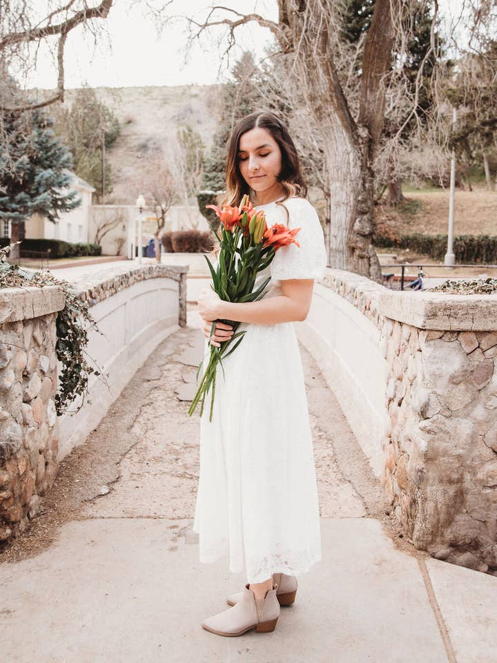 Vestido midi blanco de encaje Myla para venta al por mayor de Peony Alley