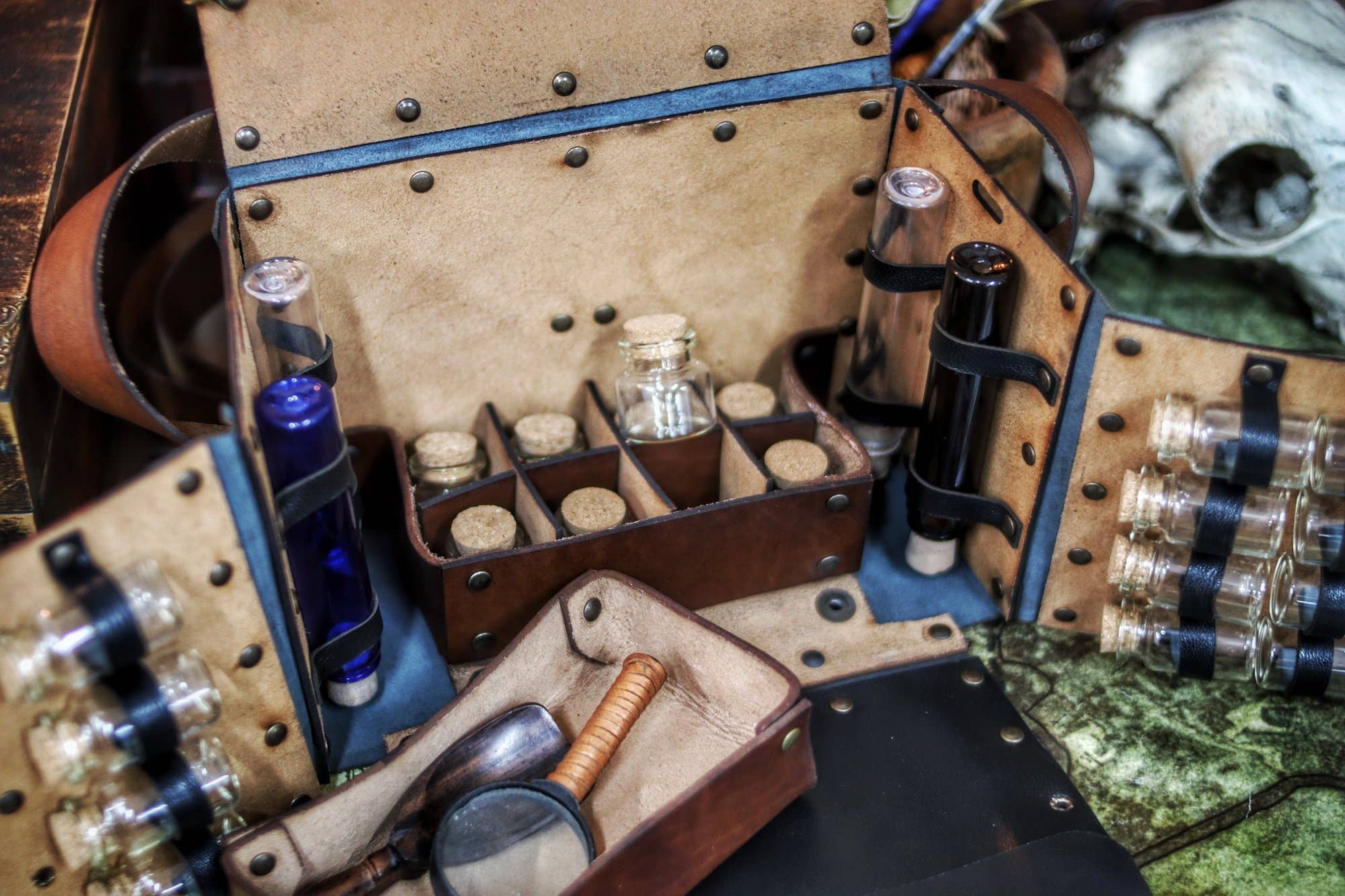 Outcast Props - Vente Décorations de table - Sac d'alchimiste en cuir avec set de potions8