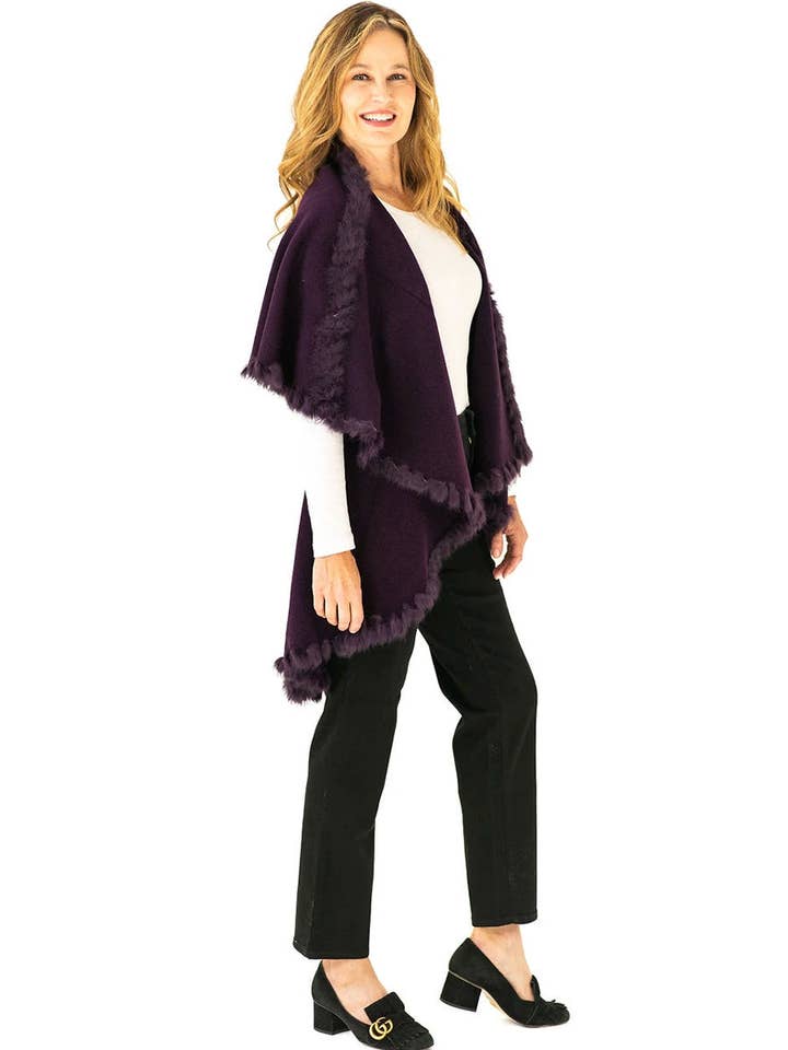 Xale em Ameixa com Acabamento em Pêlo por atacado de Heidi Kagan Designs, LLC.