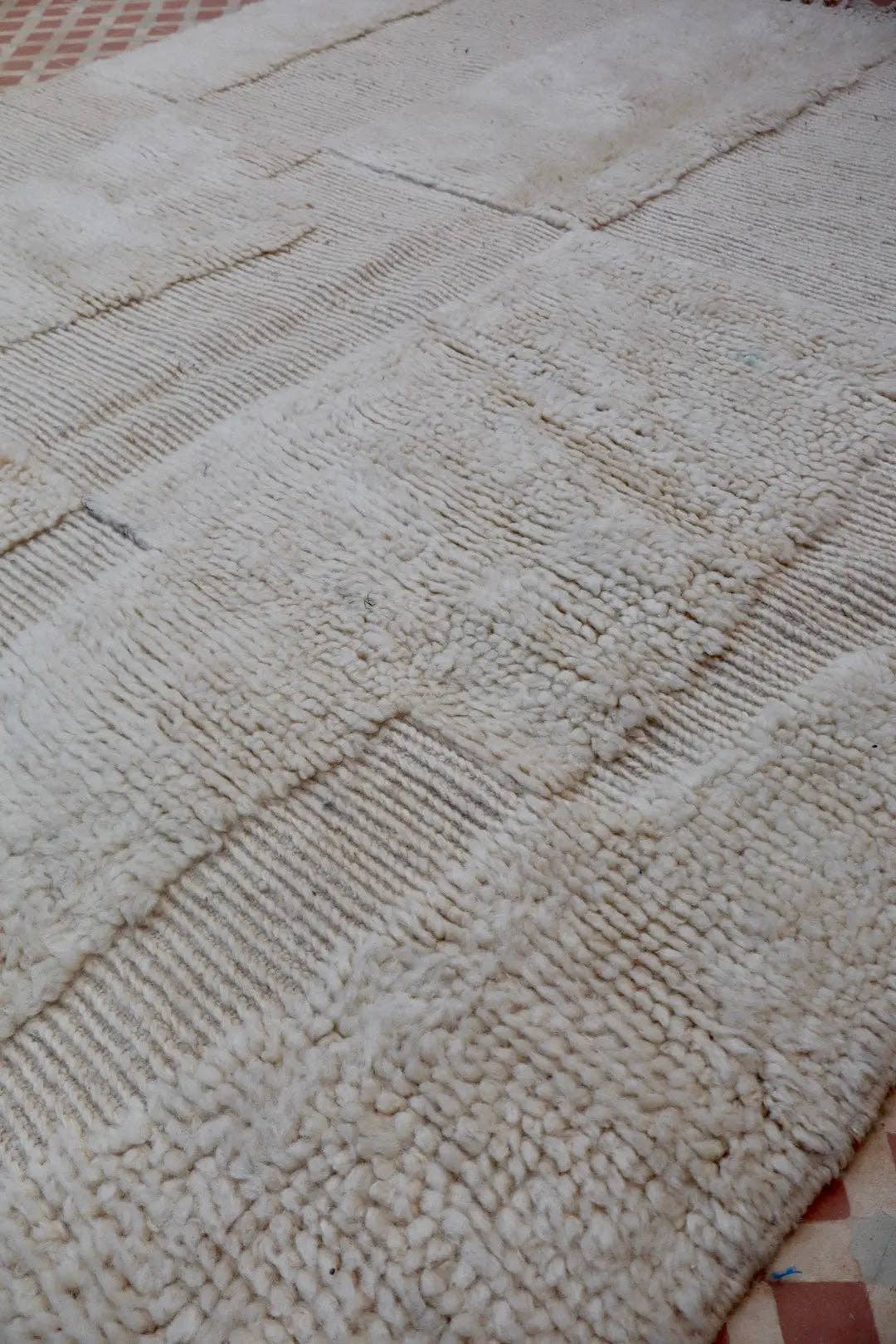Néda - Wholesale Area Rug - Beni Ouarain Berber Rug White Modern with Abstract Raised Patterns - 252 x 172.5 cm3