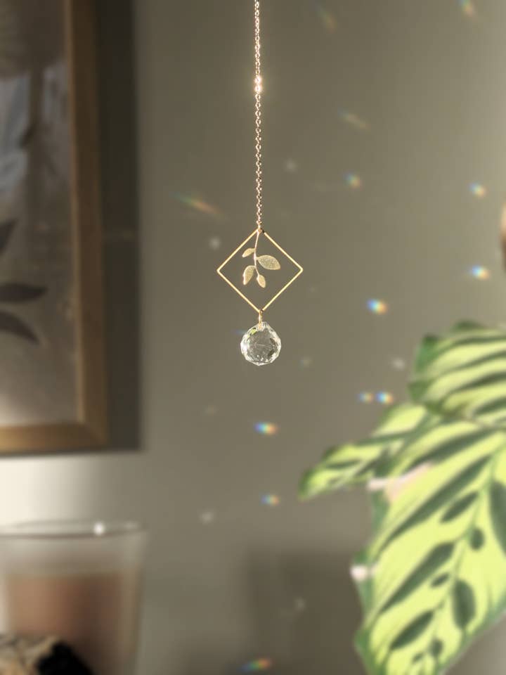 ASTRO EARTH • Mini solfanger i messing og krystalglas for engroshandel hos Atelier Intuitive