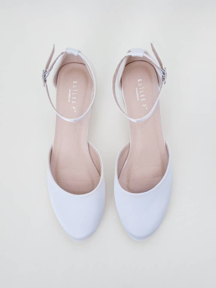 Rund tå satin lav blokhæl med ankelrem for engroshandel hos Kailee P.