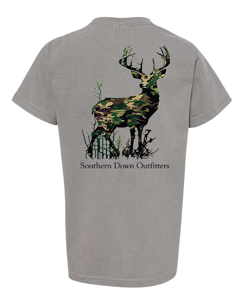 Southern Down Outfitters – Engroshandel T-shirt med serigrafitryk – til børn – Camo Deer Youth Tee0