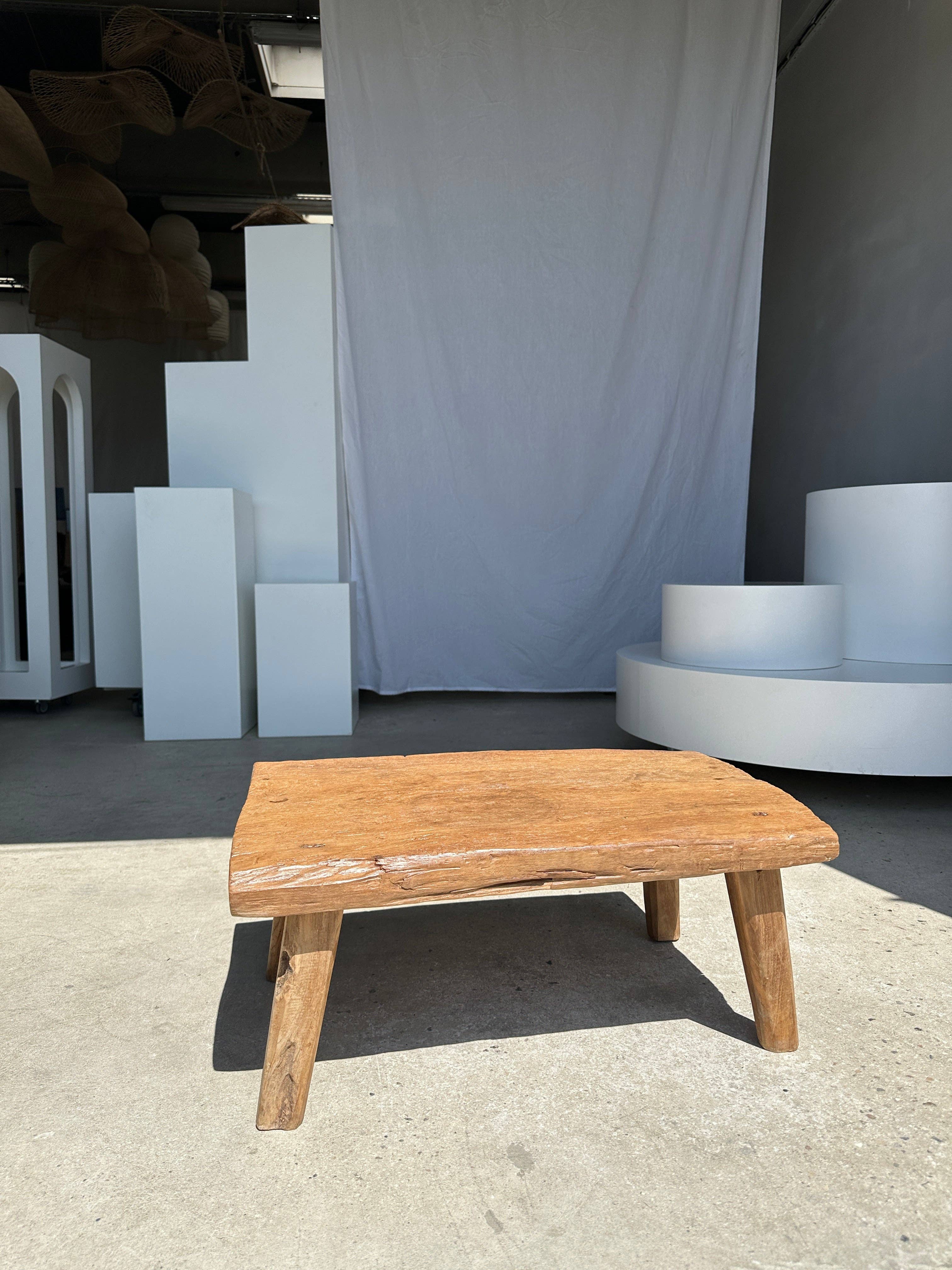 Office Objets – Großhandel Beistelltisch – Kleiner leichter Couchtisch aus hellem Teakholz mit vier Beinen H: 30 L: 63,5 B: 40 cm2