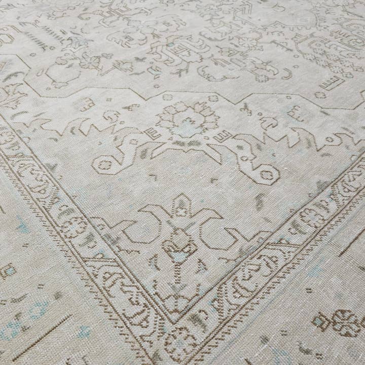 Tapis en laine antique neutre 9x12 pour la vente par MesopotamiaRugs