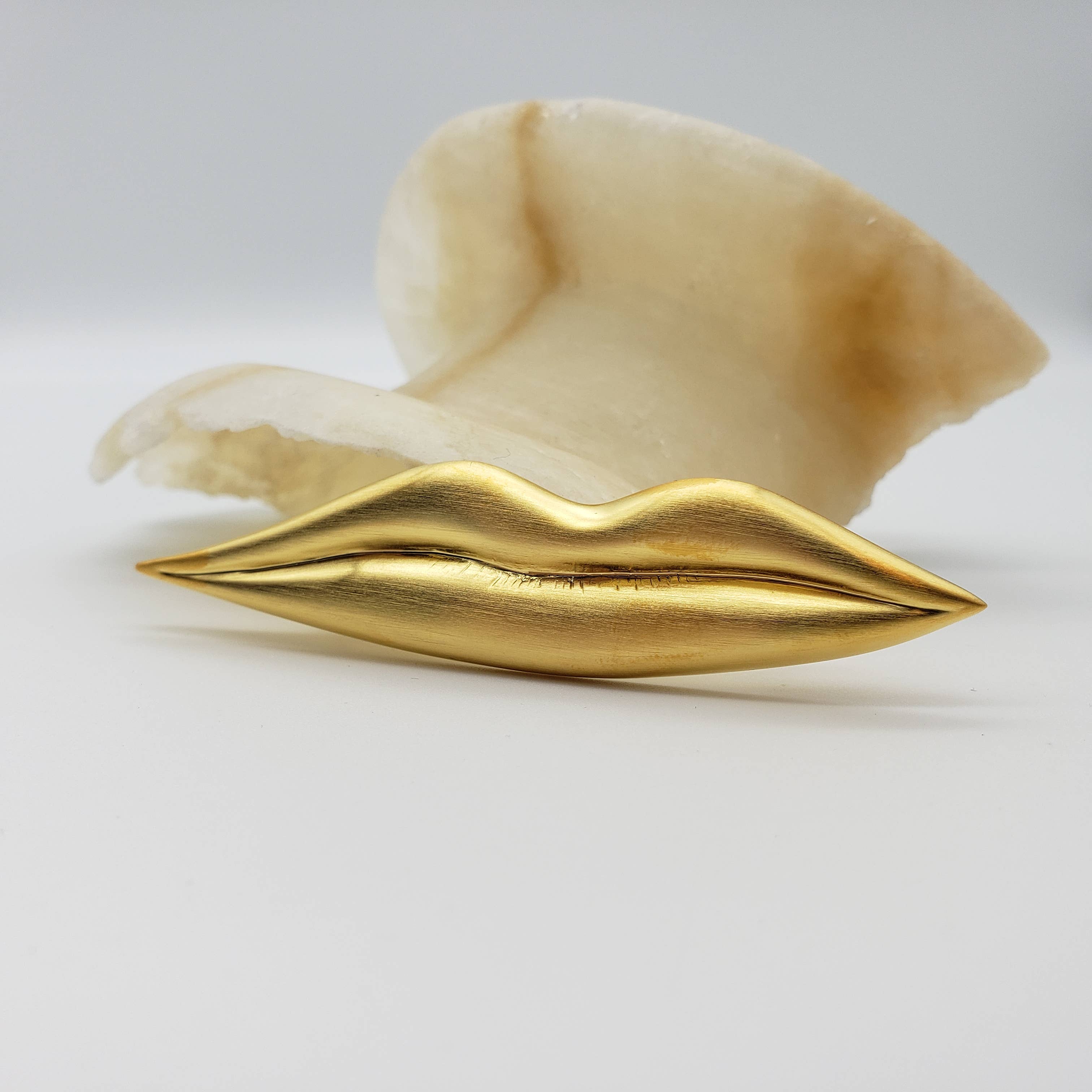 Discoveries, Inc. – Engroshandel Broche – Guldlæber Broche - Inspireret af Man Ray2