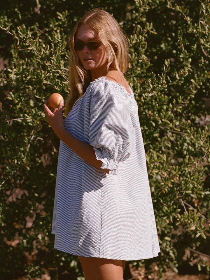 Portofino-jurk - Blauw-witte seersucker streepjesjurk voor wholesale door merritt charles