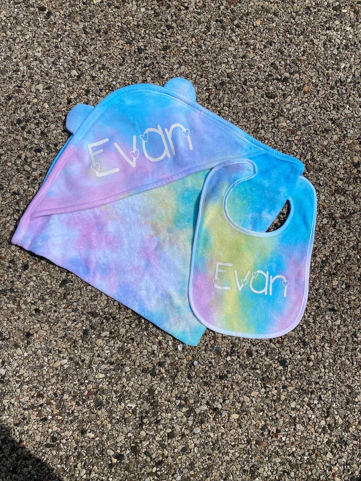 Serviette à capuche pour bébé avec oreilles (personnalisation incluse) pour la vente par Just About Dyed