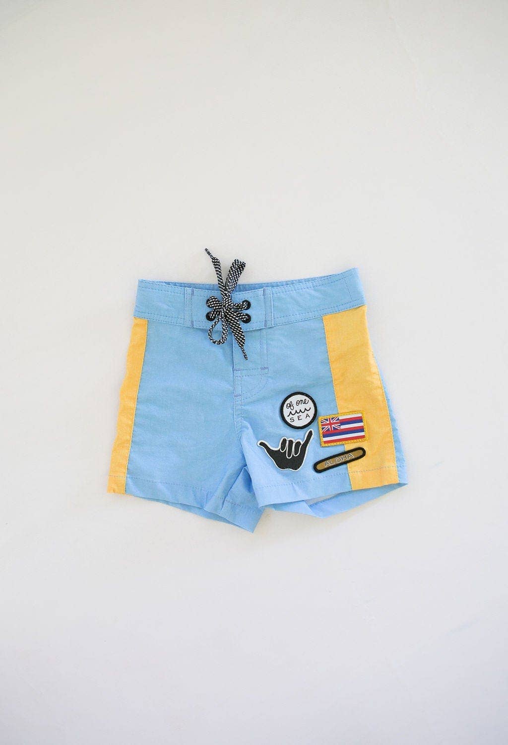 Ljusblå och gul Colorblock Patch Kid's Boardshorts i ljusblå och gul Colorblock Patch för wholesale på Faire