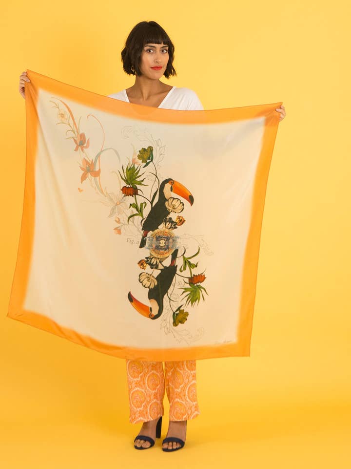 Quadratischer Seidenschal mit orangefarbenem Rand 'Toucan Silk' für den Großhandel von Alice Acreman Silks