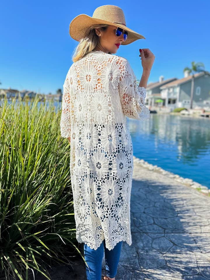 Marfil Cárdigan Kimono de Crochet con Estampado Floral en Marfil y Mangas 3/4 de venta al por mayor en Faire6