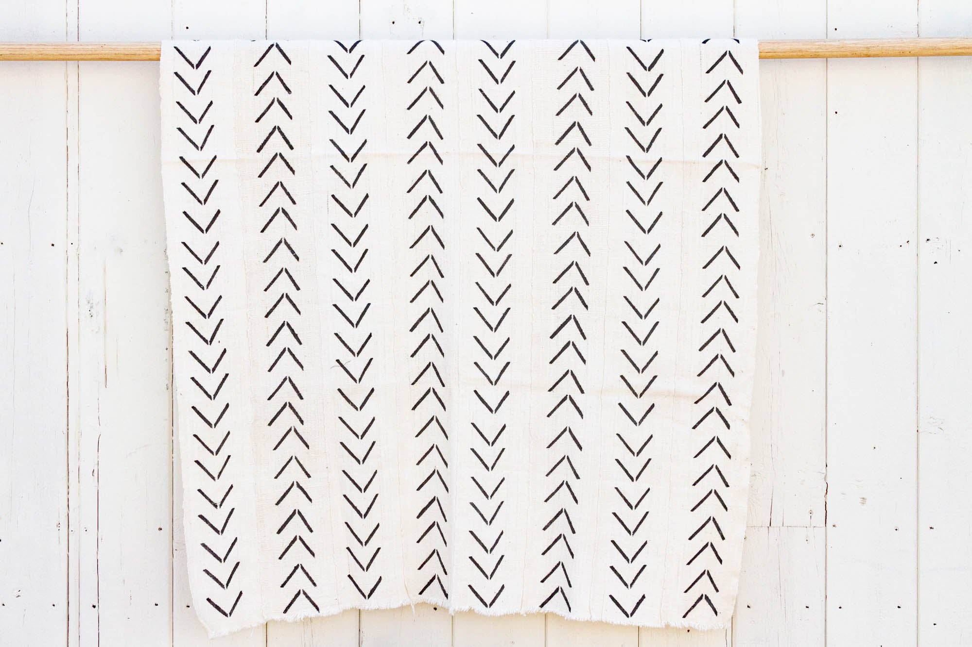 De-cor - Wholesale Tapestry/Textile - White & Black Arrow Motif Mudcloth1