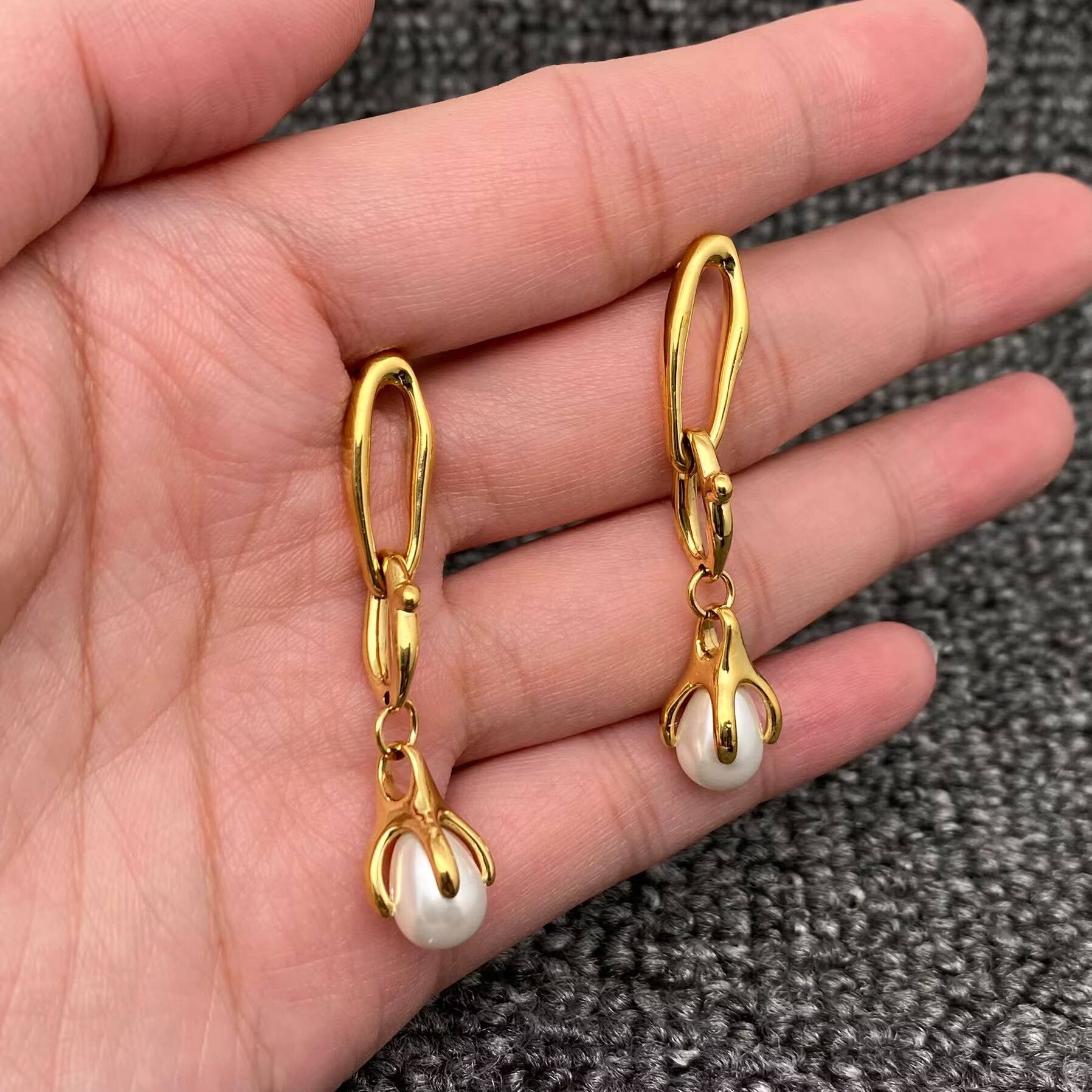 Mio Queena – wholesale Dangle earrings – Paw Scratch Pearl 18K Gold Plated S.Steel Earrings - FGS1