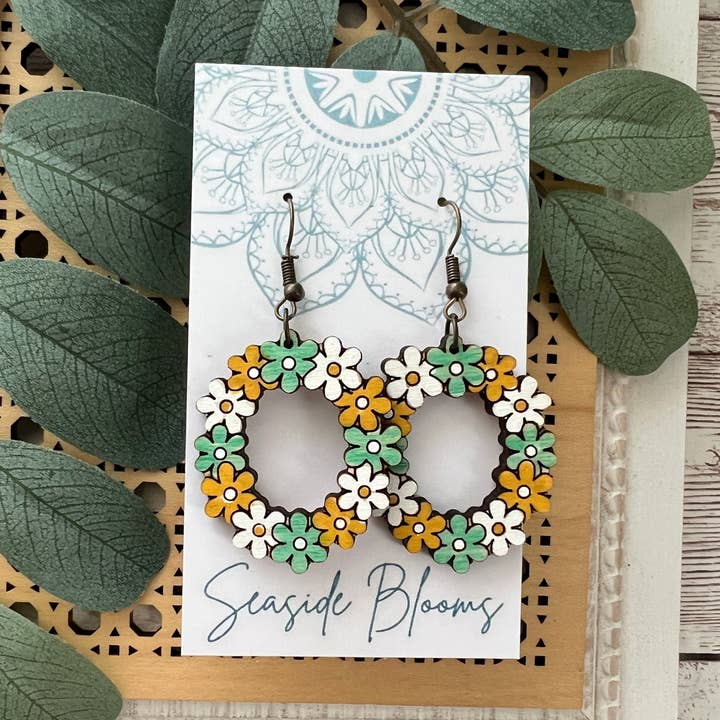 Boho margueritblomst letvægts håndmalede træøreringe for engroshandel hos Seasideblooms