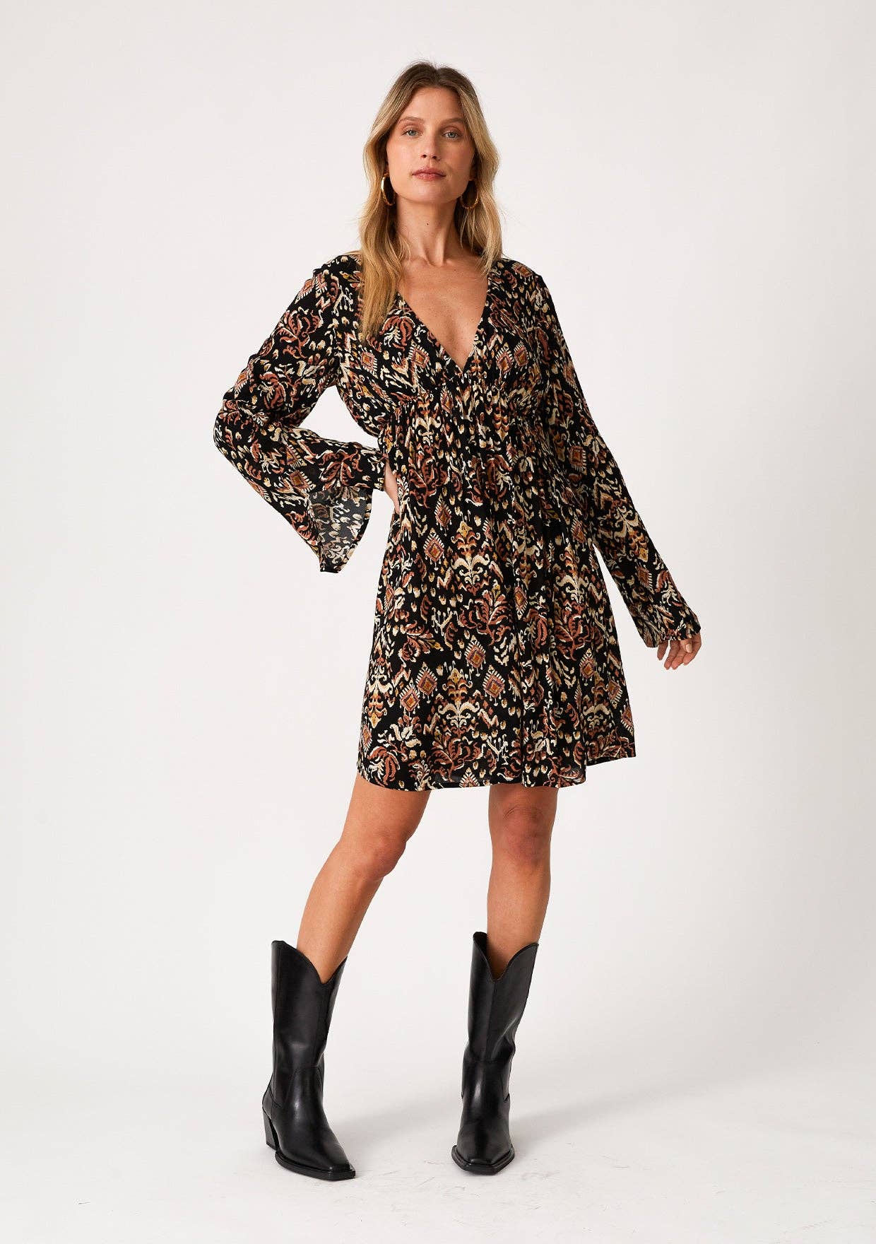 Noir/Taupe Mini-robe Empire à manches longues et col en V de style bohème en vente sur Faire3