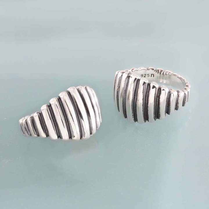 Bague bande cigare en argent sterling avec épaisses crêtes pour la vente par Nina Designs