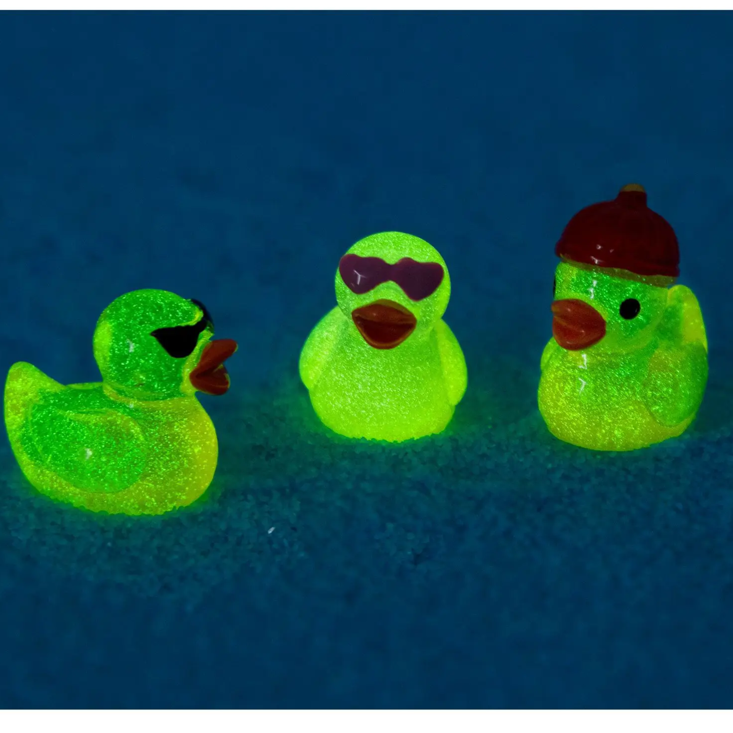 Toyarina - Vente Figurine – enfant - Mini Caneton Jaune en Résine Lumineuse Jouet Fluorescent2