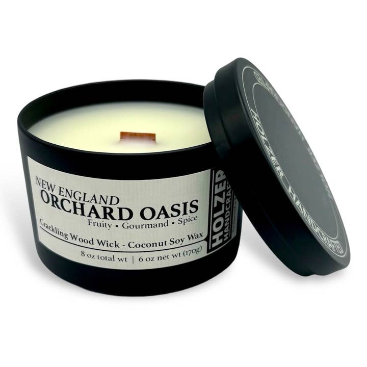 Bougie à mèche en bois New England Orchard Oasis - Parfum de pomme + clou de girofle + miel | Naturelle | Cire de coco et soja coulée à la main | Boîte noire moderne de 170 g avec couvercle | Fait main | Parfum de luxe non toxique sans phtalates pour la vente par Holzer Handcrafted ®