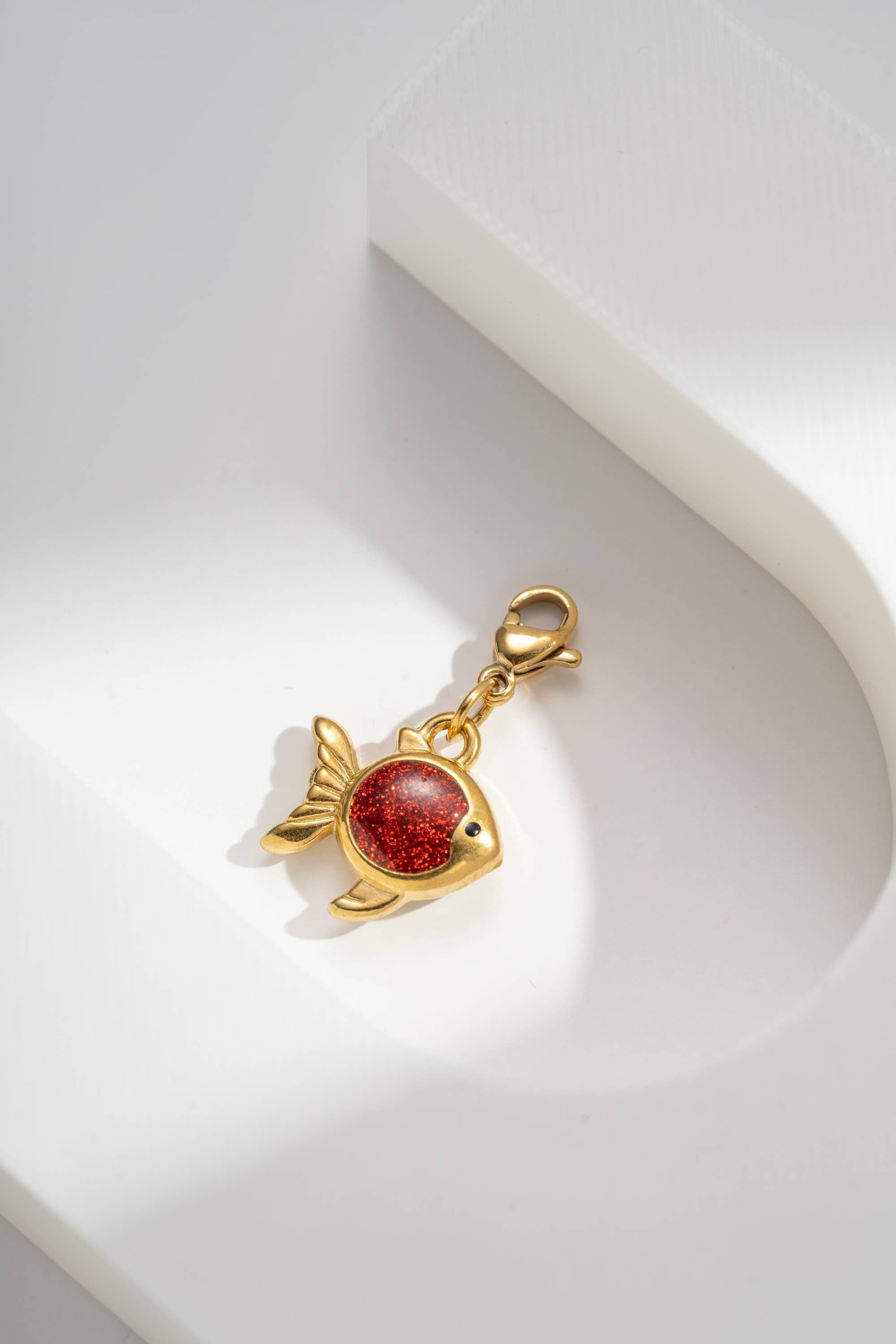 COSMOS - Wholesale Individual Charm/Pendant - Shiny enameled fish pendant in stainless steel0