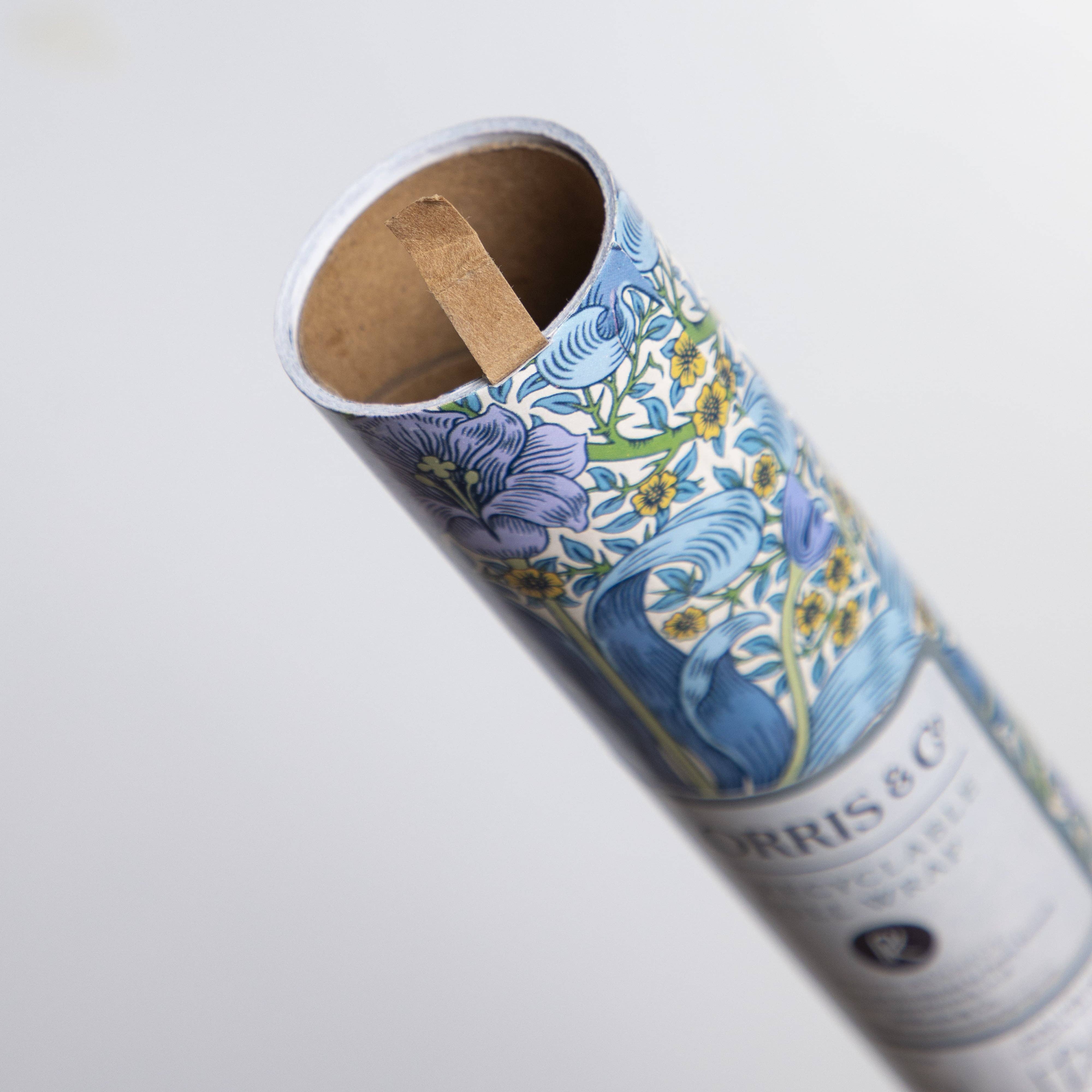 Penny Kennedy Ltd – wholesale Omslagspapper på rulle – William Morris Spring Thicket Cobalt Presentpapper 3 m Rulle - Opackad1