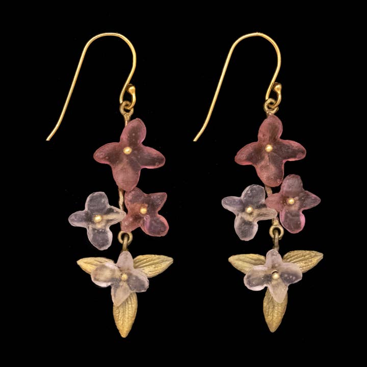 Boucles d'oreilles longues en fil d'hortensia rose pour la vente par Michael Michaud