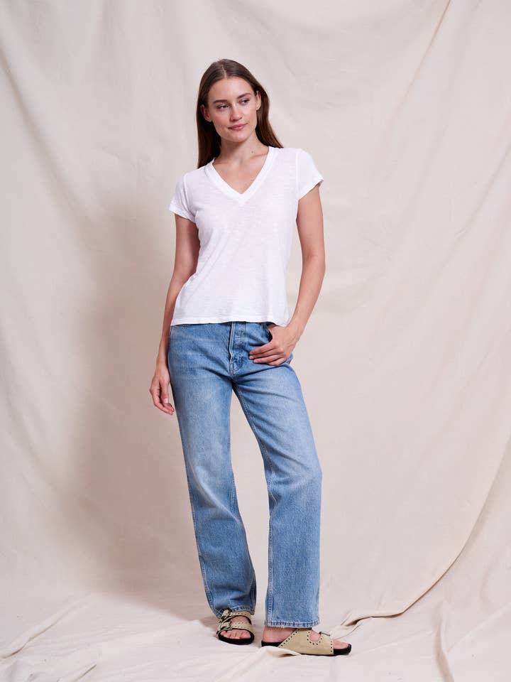 Diverse Diepe V-Hals T-shirt in Optisch Wit voor wholesale door Sundry Clothing