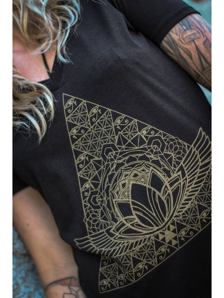 Sacred State Design - Venta al por mayor Camiseta serigrafiada - Mujer - Camisa de geometría sagrada egipcia con cuello en V y cáñamo de Horus Pyramid