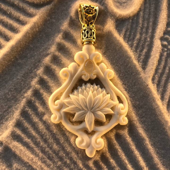 Liquid Fire Mantra - Vendita all'ingrosso Ciondolo/pendente - Ciondolo Lotus - Osso - Gancio in ottone4