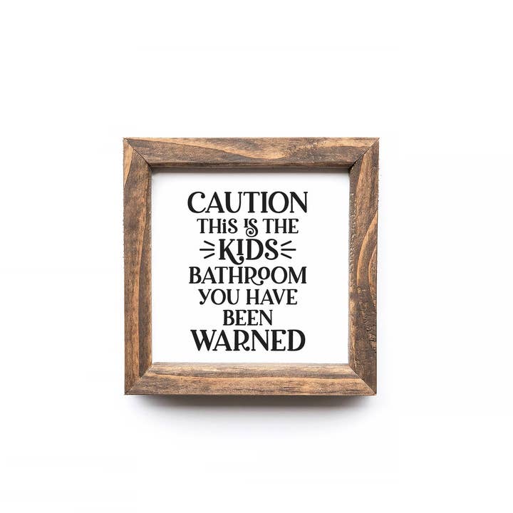 Divertente cartello da bagno «Attenzione, questo è un bagno per bambini» per la vendita all'ingrosso da parte di Teele and Co.