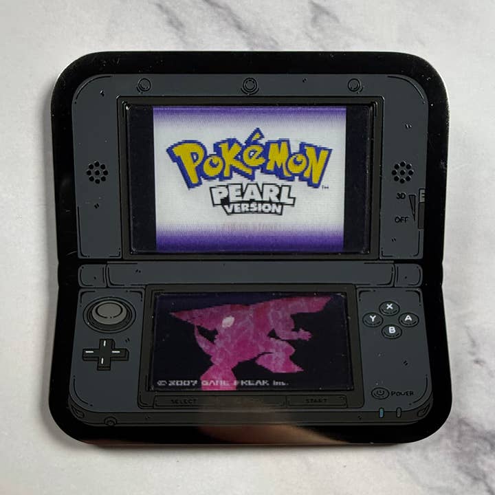 3DS 2,5" Lenticulair Pokémon Parel Pin voor wholesale door GoopyGoblins