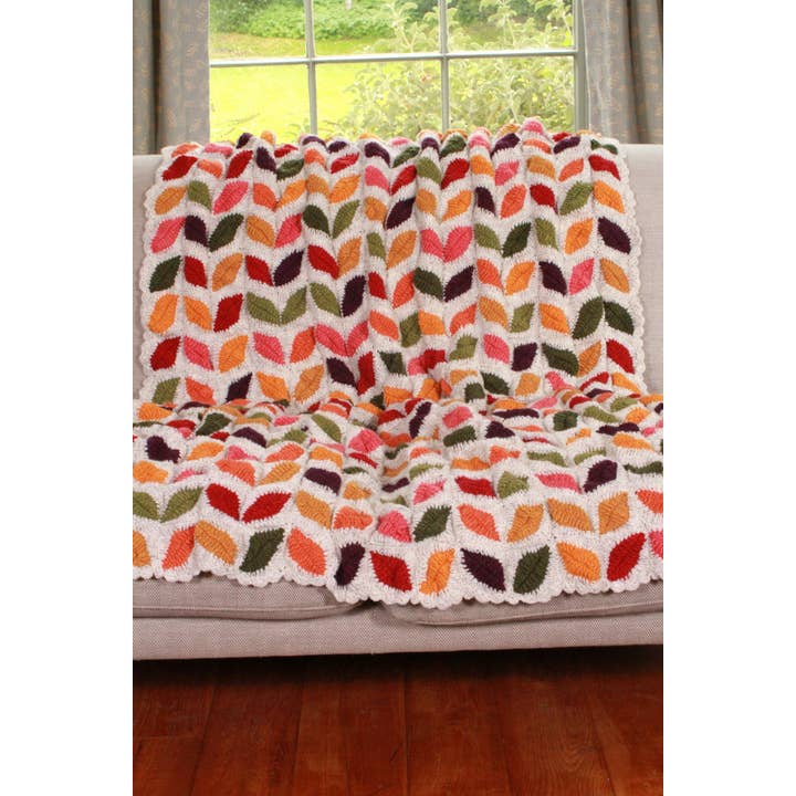 Un colore Coperta in lana lavorata a maglia con foglie ricamate Kylemore in vendita all'ingrosso su Faire4